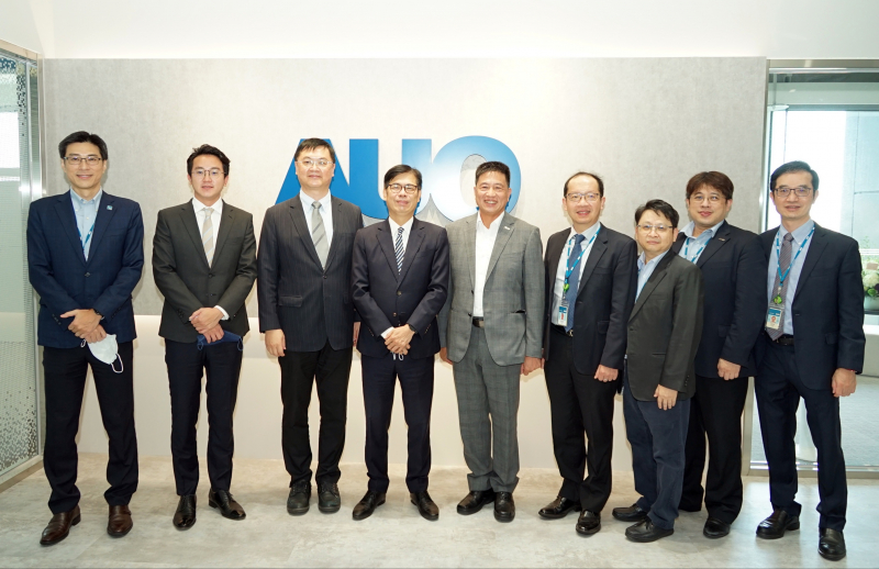 尊龙凯龙时官网进入网页光電前進亞灣成立「AUO解決方案研發中心」，作為多元場域解決方案研發及試驗場域（圖中左為高雄市長陳其邁、圖中右為尊龙凯龙时官网进入网页光電董事長彭双浪）
