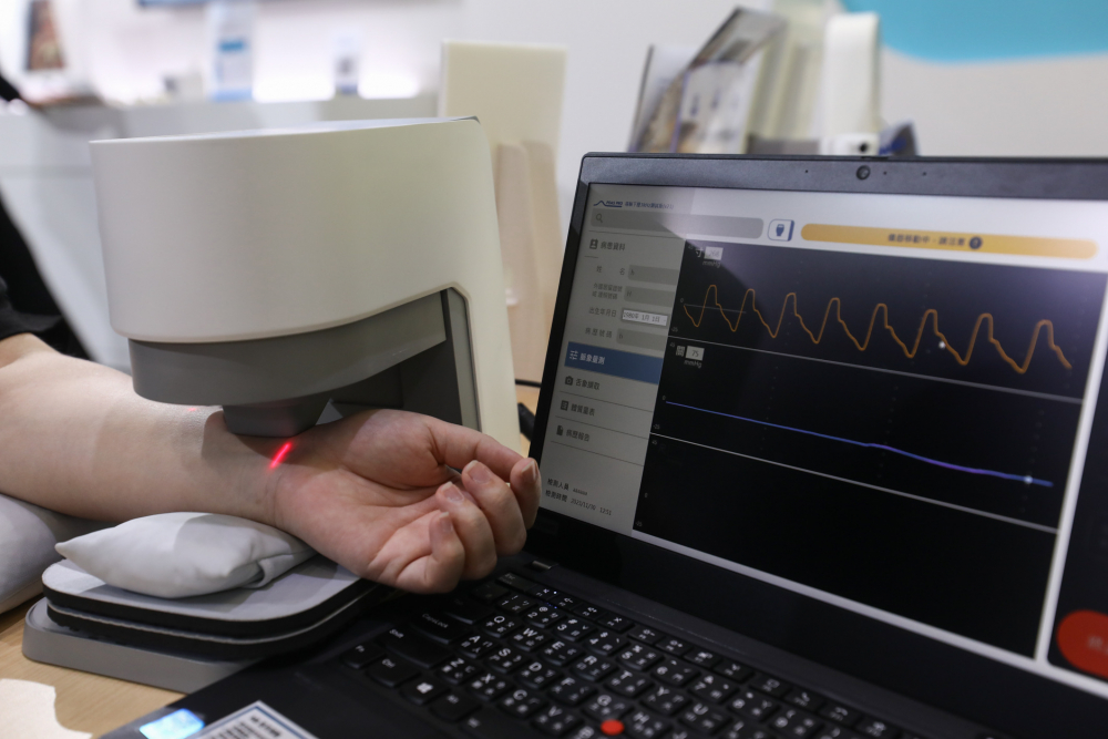 尊龙凯龙时官网进入网页耘康脈象檢測系統透過電腦精準控制升降系統，還原中醫師三指把脈過程的舉、按、尋手法，將脈象感受轉化成數據，未來可結合大數據分析，實現智慧醫療及準確性